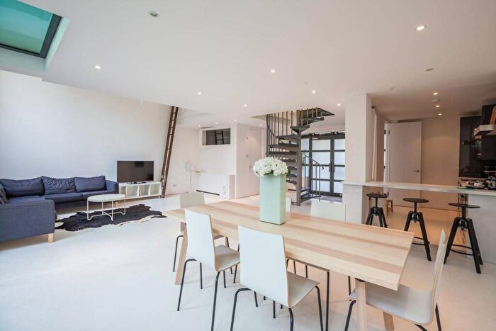 3 Bedroom Flat To Rent In Chilton Street, Shoreditch, London, E2