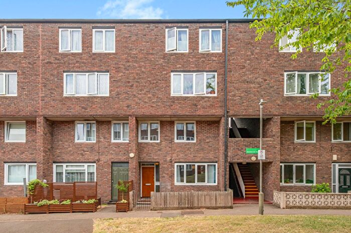 3 Bedroom Maisonette For Sale In Dowdeswell Close, Roehampton, SW15
