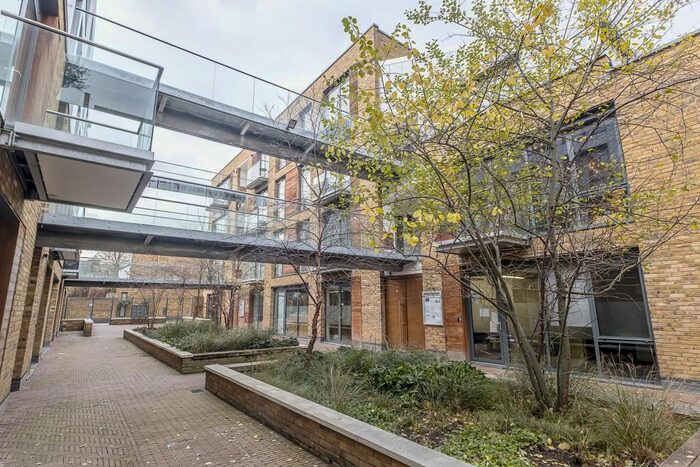 3 Bedroom Flat To Rent In Porteus Place, London, SW4