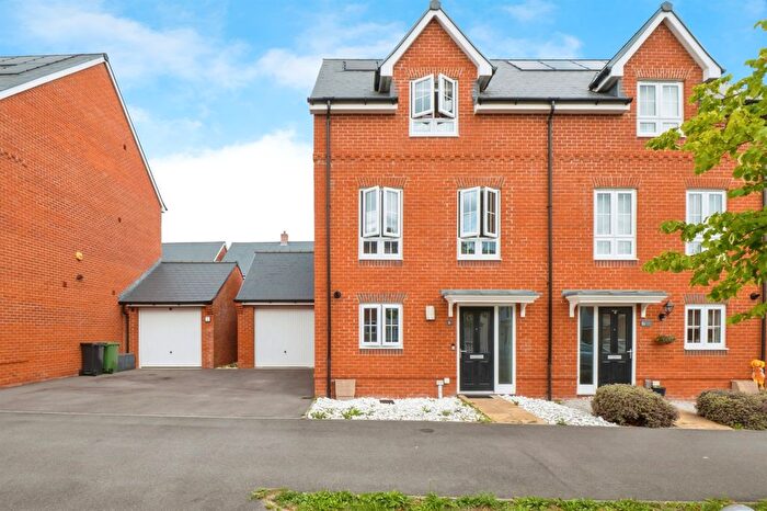 3 Bedroom Semi-Detached House For Sale In Wallace Avenue, Botley, Southampton, SO32