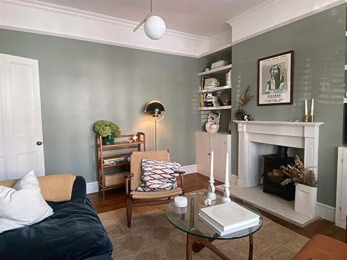 2 Bedroom Flat For Sale In Drayton Road, Harlesden, NW10