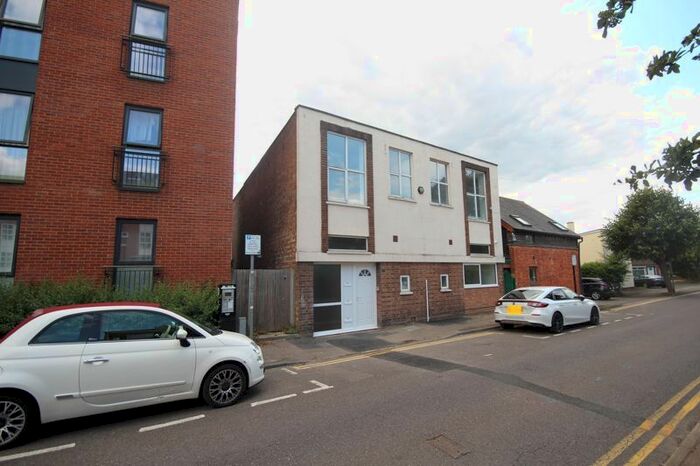 2 Bedroom Flat To Rent In Avebury Avenue, Tonbridge, TN9