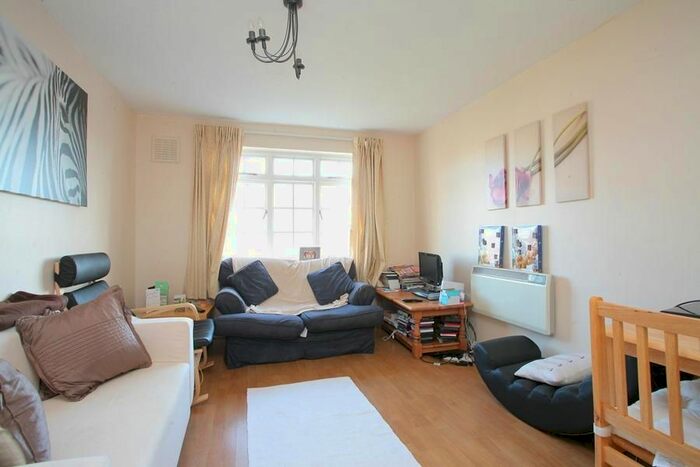 2 Bedroom Flat To Rent In Ashdown Way, London, SW17