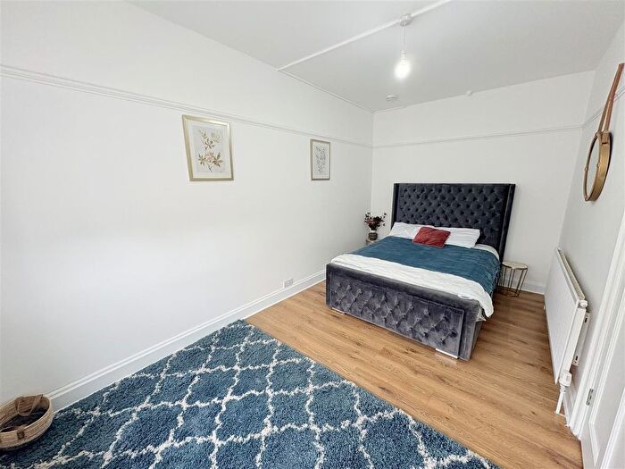 3 Bedroom Flat To Rent In Silkstream Parade, Watling Avenue, Edgware, HA8