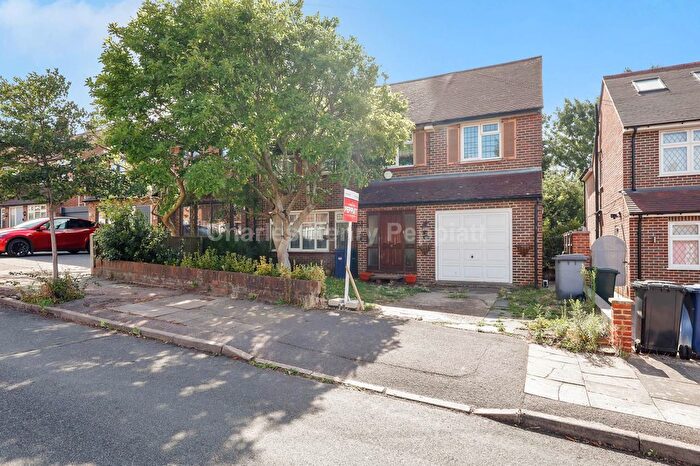 6 Bedroom Semi-detached House For Sale In Wilton Road, Barnet, EN4