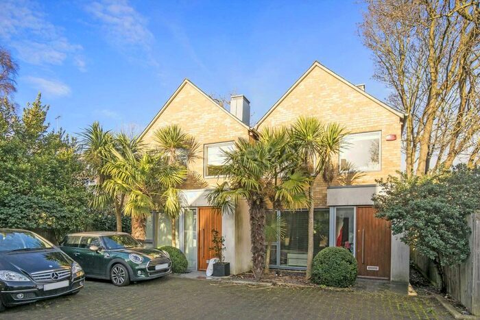 3 Bedroom Flat To Rent In Sloane Mews, London, N8