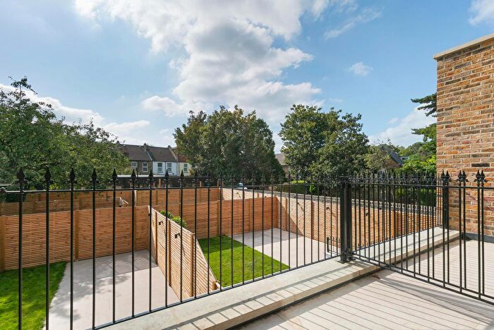 2 Bedroom Flat For Sale In Sutherland Road, London, W13