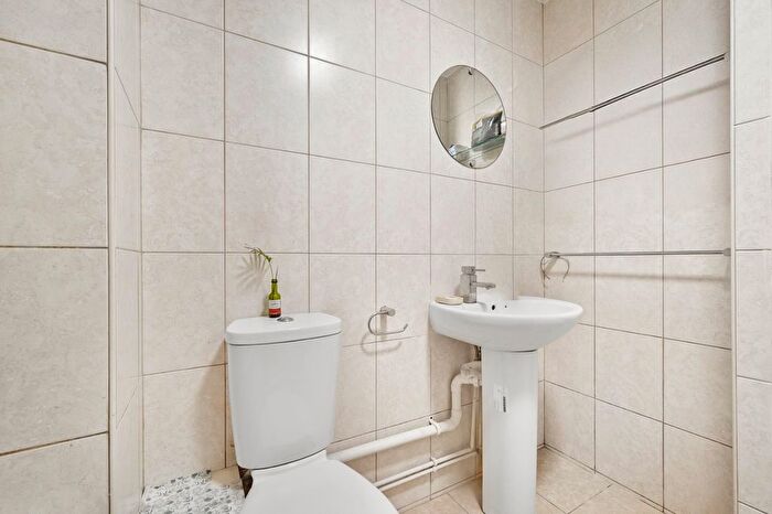 1 Bedroom Flat To Rent In Lowry Court, Stubbs Drive, SE16