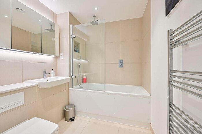 2 Bedroom Flat For Sale In Wyndham Road, Southwark, SE5