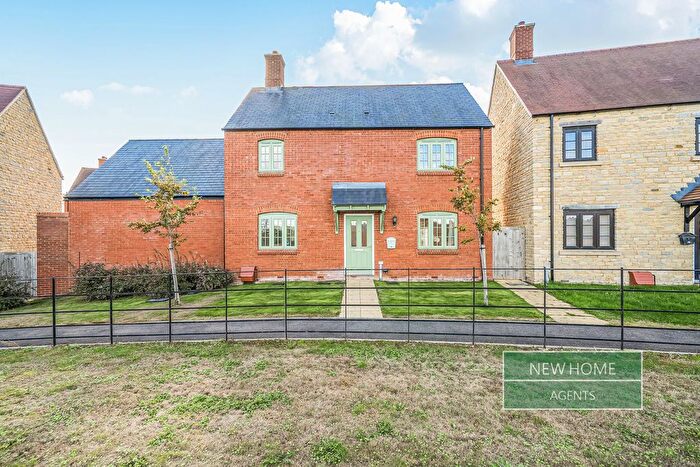 3 Bedroom Detached House For Sale In Flanders Way, Brackley, NN13