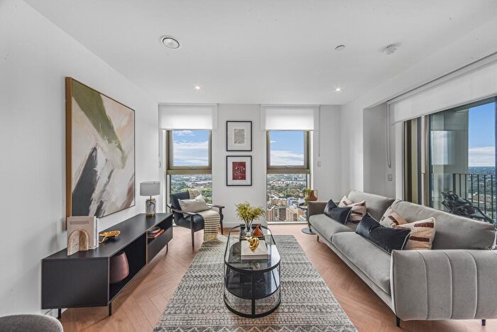 2 Bedroom Apartment To Rent In One Thames Quay, Marsh Wall, E14