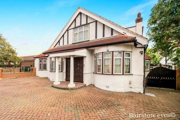 6 Bedroom Chalet To Rent In Cranbrook Road, Ilford, IG6