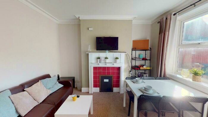 3 Bedroom Terraced House To Rent In Portland Street - Student House For /, LN5