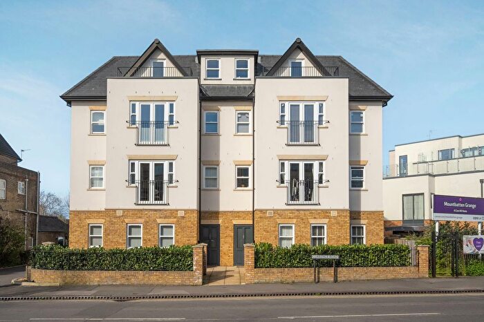 2 Bedroom Flat For Sale In Clarence West, Windsor, SL4