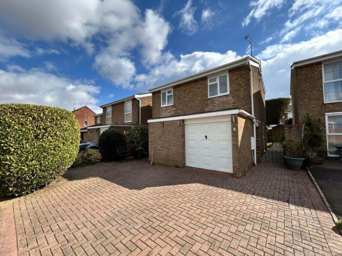 3 Bedroom Detached House For Sale In St Andrews Close, Slip End, LU1