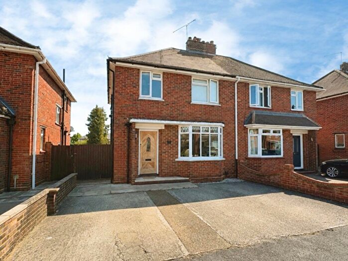 3 Bedroom Semi Detached House For Sale In Calvert Close, Aldershot, Hampshire, GU12