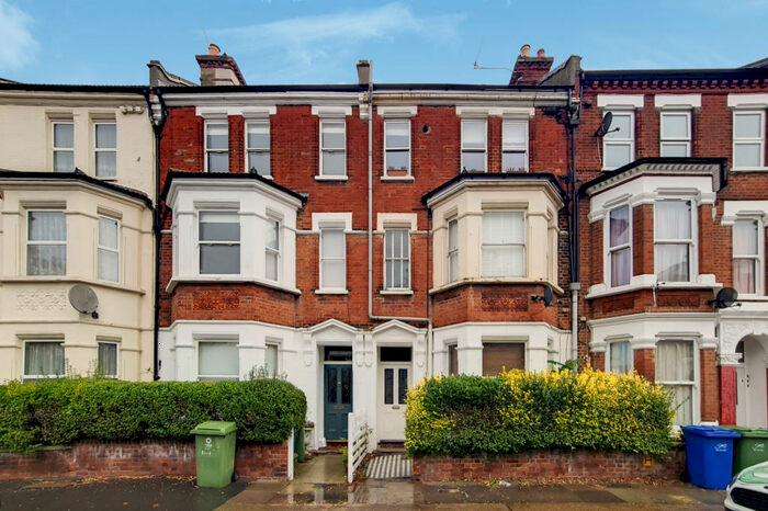 2 Bedroom Flat To Rent In Valmar Road, Camberwell, London, SE5