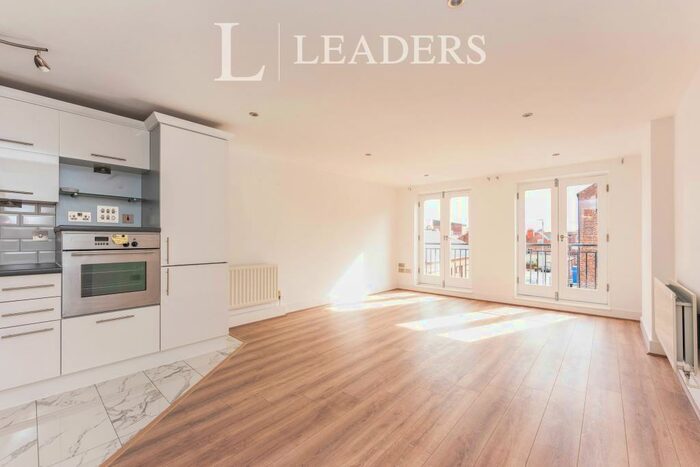 3 Bedroom Apartment To Rent In Common Hall Street, CH1