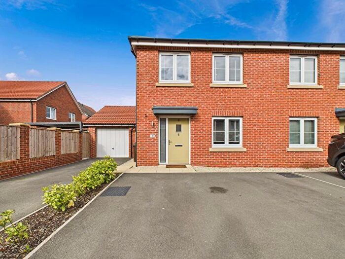 3 Bedroom Semi-Detached House For Sale In Darcy Close, Pontefract, WF8