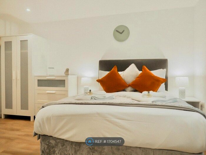 1 Bedroom Flat To Rent In Raywood Court, Guildford, GU2