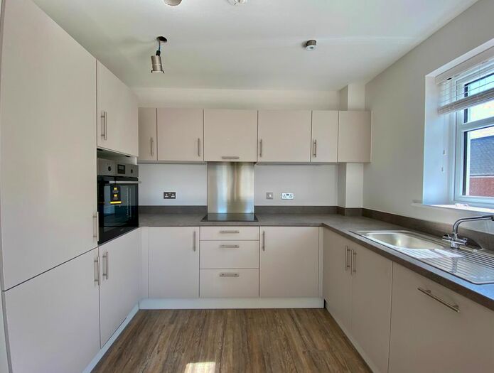 2 Bedroom Flat To Rent In Emerald Avenue, Fleet, Hampshire, GU51
