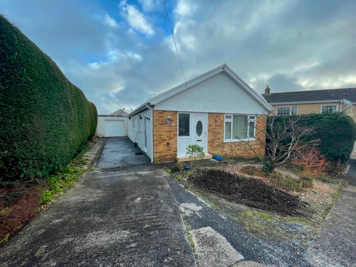 3 Bedroom Bungalow To Rent In Hilltop, Felinfoel, Llanelli, SA14