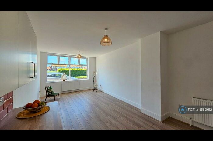 3 Bedroom Flat To Rent In First Avenue, Cliftonville, Margate, CT9