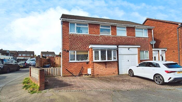 3 Bedroom Semi-Detached House For Sale In Hunter Avenue, Burntwood, WS7