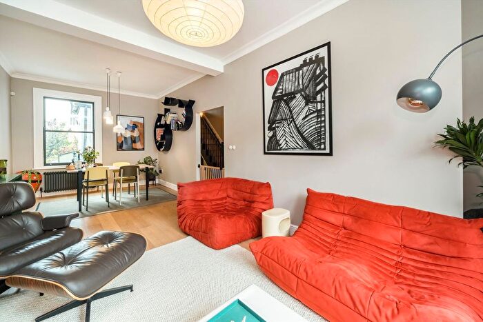 3 Bedroom Property For Sale In Alfearn Road, Clapton, E5 - Photo 3