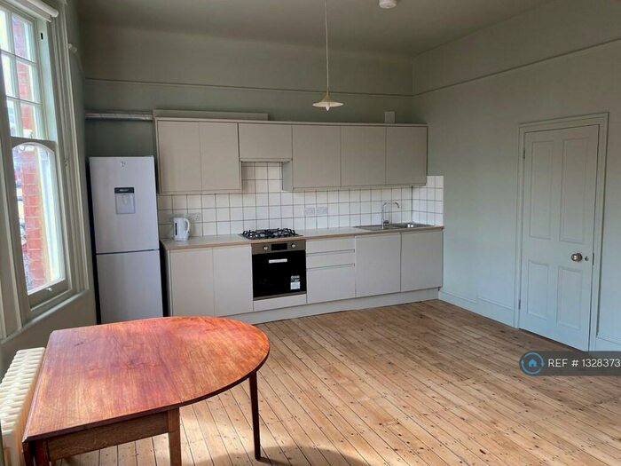 3 Bedroom Flat To Rent In Sydenham, London, SE26