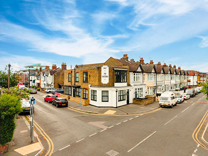 2 Bedroom Apartment For Sale In Pall Mall, Leigh-on-Sea, SS9