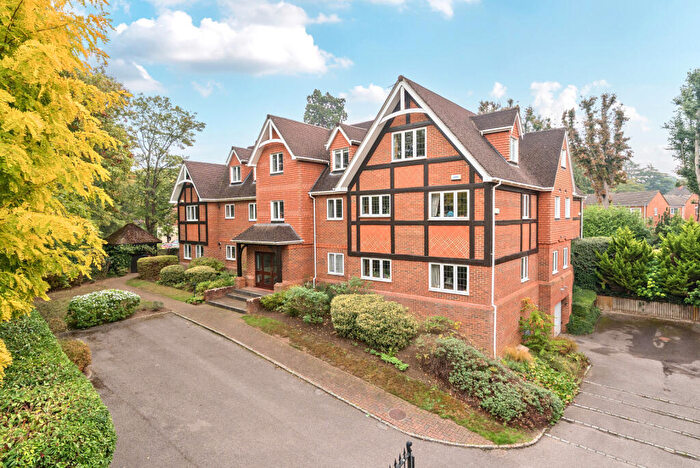 2 Bedroom Flat For Sale In Elgin Place, St. Georges Avenue, Weybridge, KT13