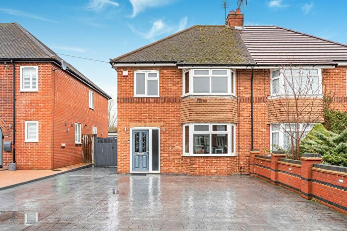 3 Bedroom Semi Detached House For Sale In Cottingham Grove, Bletchley, Milton Keynes, MK3