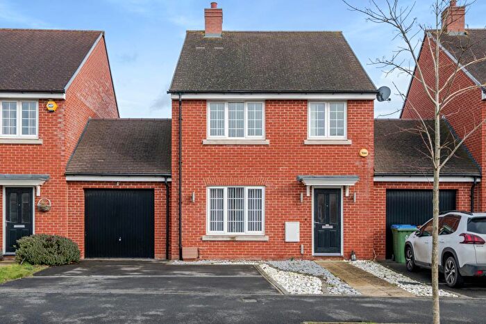 4 Bedroom Link Detached House To Rent In Berryfield, Aylesbury, HP18