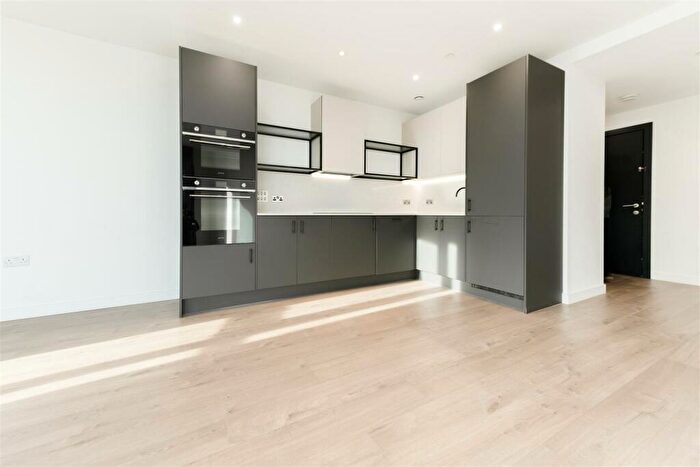 2 Bedroom Apartment To Rent In Coster Avenue, Hackney, N4