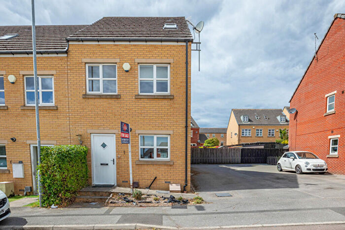3 Bedroom Town House For Sale In Lambrell Green, Kiveton Park, S26