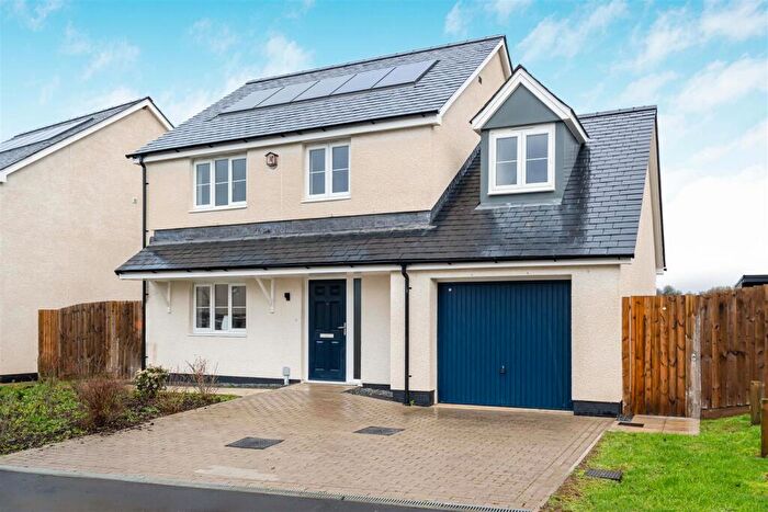 4 Bedroom Detached House For Sale In West Road, Sheepwash, EX21