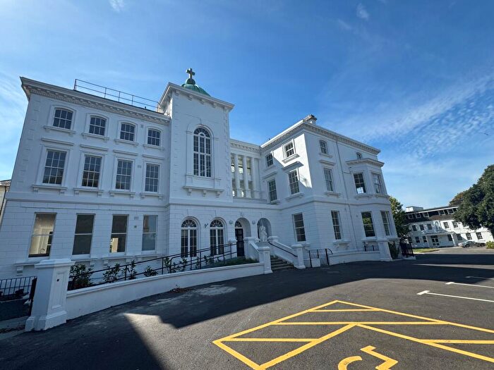 3 Bedroom Flat To Rent In Hartington Place, Eastbourne, BN21