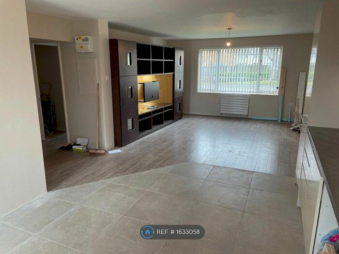 3 Bedroom Flat To Rent In Cody Road, Farnborough, GU14