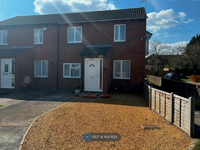 4 Bedroom Semi-Detached House To Rent In The Delph, Reading, RG6