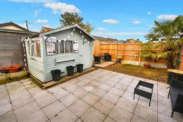 1 Bedroom Bungalow For Sale In Landsburg Road, Canvey Island, Essex, SS8