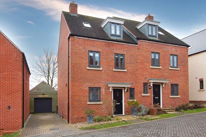 3 Bedroom Town House For Sale In Strawberry Fields, Easterton, SN10