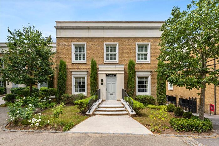 2 Bedroom Apartment For Sale In Connaught Square, Winchester, Hampshire, SO22