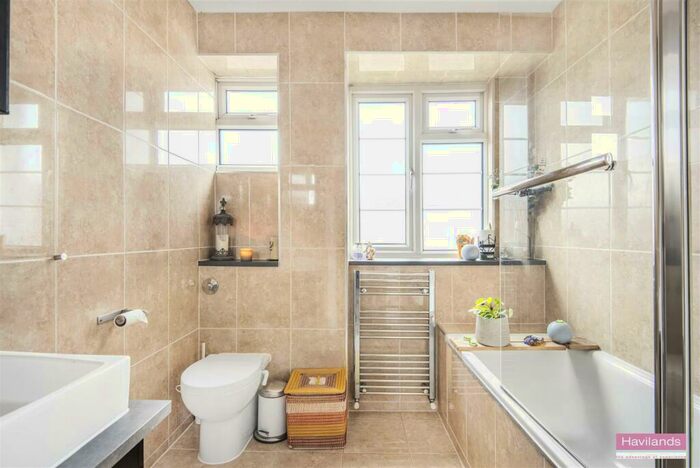 2 Bedroom Flat For Sale In Seymour Court, Winchmore Hill, N21