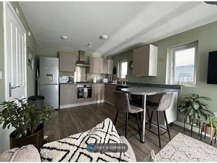 2 Bedroom Flat To Rent In Clos Y Rheilffordd, Barry, CF62