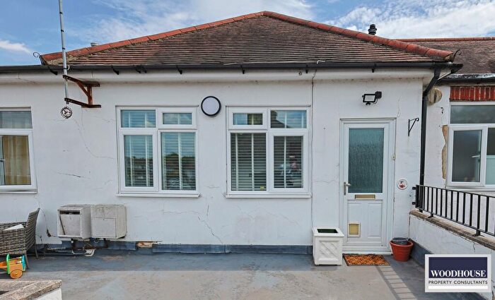 1 Bedroom Flat To Rent In Turners Hill, Cheshunt, EN8
