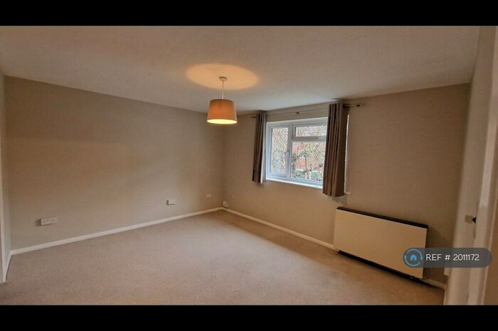2 Bedroom Flat To Rent In Cobblers Close, Slough, SL2