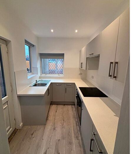 2 Bedroom House To Rent In Jawbones Hill, Chesterfield, S40