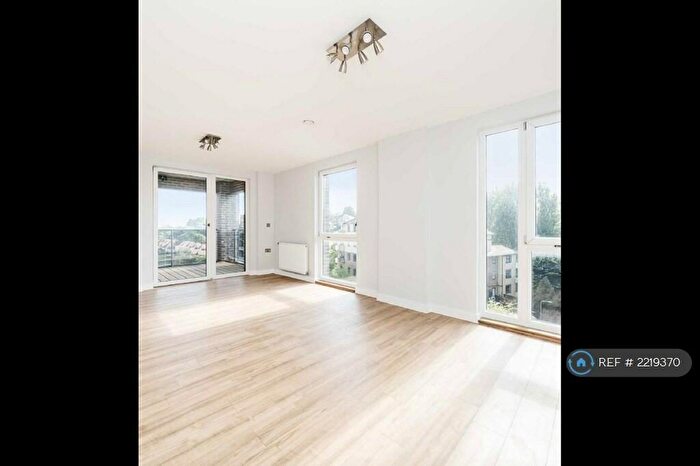 2 Bedroom Flat To Rent In Goldfinch Court, London, NW11