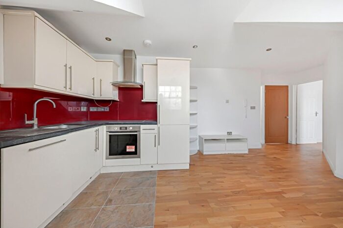 3 Bedroom Flat To Rent In Finchley Road, Childs Hill, NW2